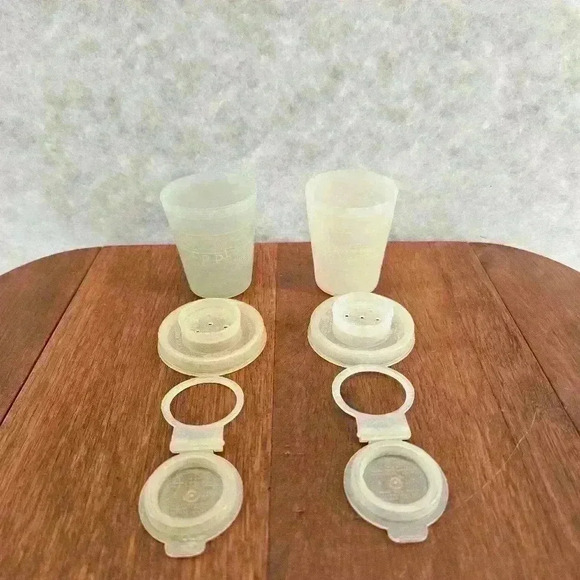 Tupperware Mini Salt & Pepper Shakers Yellow Blue USA Vtg 101-11 & 101-12 - Picture 11 of 11